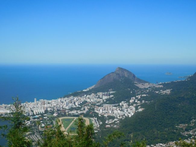 正面の丘の名前は何でしょうか。