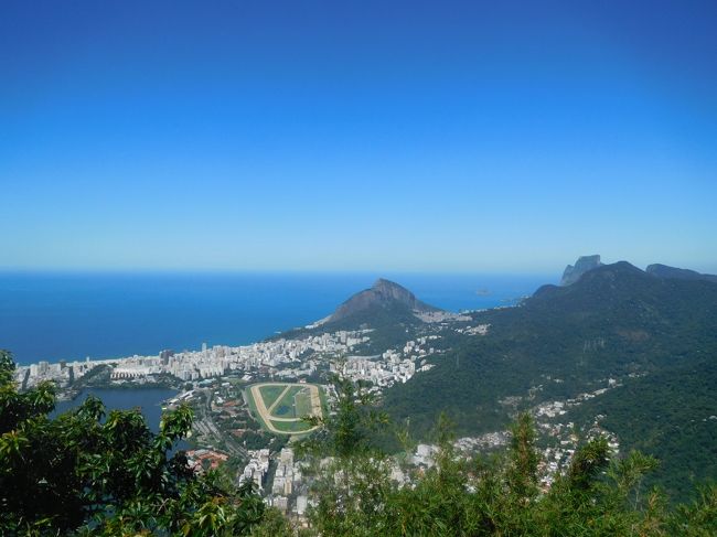 正面の丘、名前は何でしょうか。