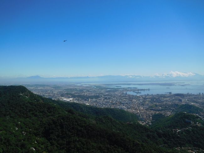 写真下が山になっているので画像が暗くなってしまいますが、物凄い美しい明るい青空で、息を呑むほどの絶景です！