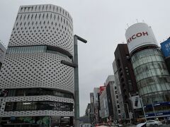 銀座４丁目交差点、今日も人で大混雑です。