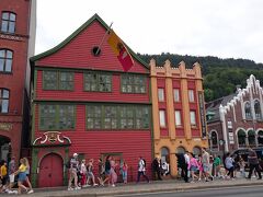 早速ベルゲンカードを使ってすぐ近くのハンザ博物館に行ってみます。ハンザ同盟に関してははるか昔に学校の世界史で習ったことがあるという程度の知識。
ここベルゲンもドイツ人商人が主に干鱈の取引で賑わっていたとのこと。貿易の様子や商人たちの取引、生活が行われていた建物を博物館にして保存しています。
