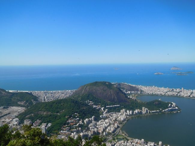 後でわかりましたが、写真右下側はロドリゴ・デ・フレイタス湖です。フレイタス湖から狭い建物群を挟んで大西洋になります。