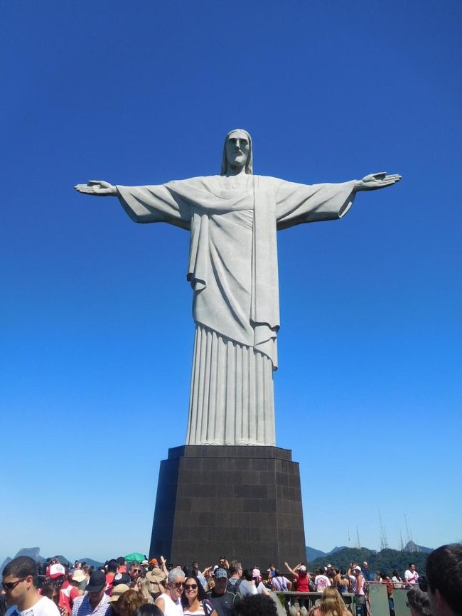 巨大なキリスト像を全体が映るまで下がって撮影します。
