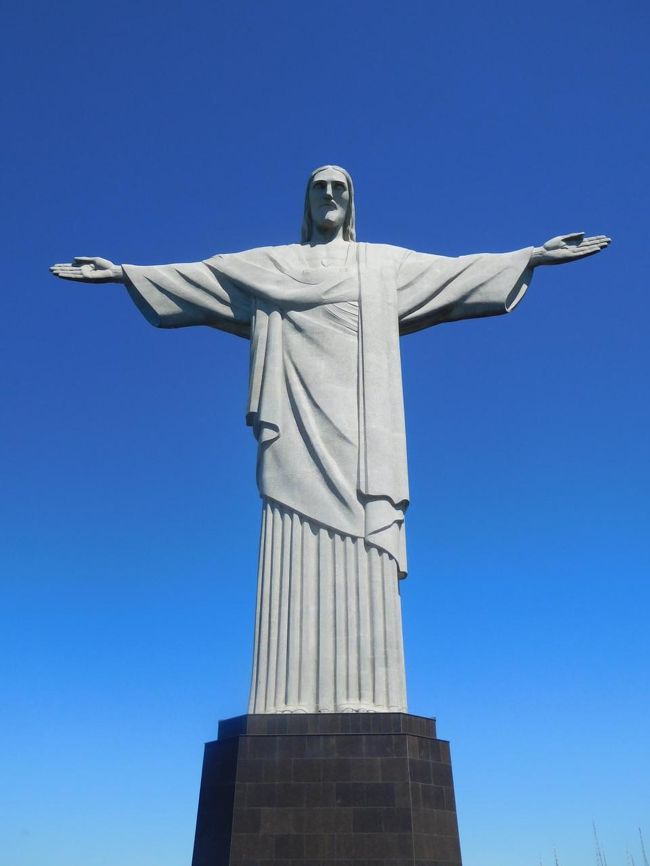 何とも言えない趣がある巨大な像です。