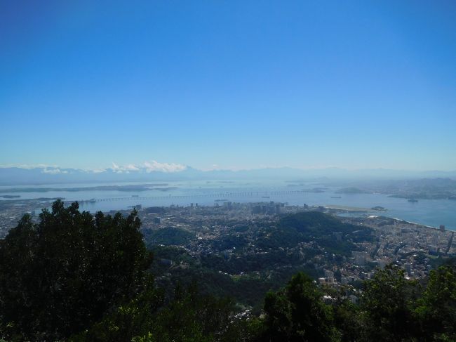 写真右側からの市街地がセントロ近辺、海岸はフラメンゴ海岸です。