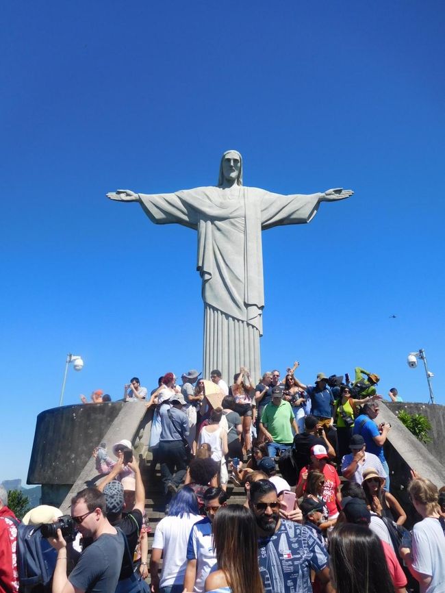 階段を下りて少し離れた所から、キリスト像を撮影。ご覧のように凄い数の観光客です。