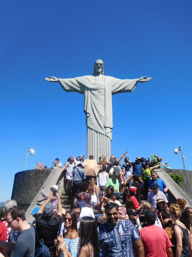 時刻は午前10時半。まだしばらくコルコバードの丘で絶景を眺めます。続きは旅行記コルコバードの丘２へ。