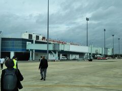 1時間のフライトですが、バンコクの離陸ラッシュで30分遅れてピサヌローク空港へ到着。