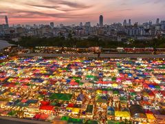 【ラチャダーの鉄道市場】
バンコクインスタ映え№1ポイントです。
既に世界中にpublishedされており、目新しさは全然無いものの、絶景である事には変わりません。
【評価】
①アクセス
★★★★★
②フォトジニック度
★★★★★
③お勧め度
★★★★☆
備考
屋台群に灯りが燈り、未だ夜の帳が降りぬBlue hourの時間がお勧め。
普通に撮ってもつまらないので、魚眼やフィルターを使う等の工夫が無いと凡庸な写真になってしまいます。
スマホで撮るならHDR機能をONにするのを忘れずに。