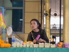 【バンコクの花市場/パーククロン市場】
チャオプラヤ川沿いの一画にタイで一番大きな花市場があります。
24ｈ営業の市場ですが、深夜から朝にかけての時間帯が一番フォトジニックな光景を醸し出しています。
①アクセス
★★★★★
②フォトジニック度
★★☆☆☆
③お勧め度
★★☆☆☆

備考
花市場から川沿いを王宮沿いに歩く散歩コースがお勧め。
特に夕刻は川から吹く風が気持ち良い