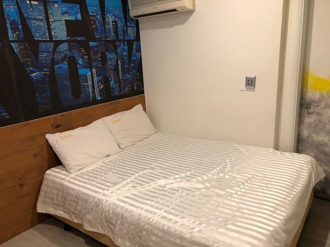 今回もケチケチ旅行につき私のホテルは便利な鐘路3街のホテルBIZを。<br />何と1泊1900円でした。何かの間違えかとまんまポッチ。<br />が予約後の口コミを見ると経営者が変わってからダメダメな口コミだらけ。<br />覚悟のチェックインでした。確かに錆びれ感・ラブホ感は半端なし。<br />がまたオーナーが変わったのかフロントのおじさんは愛想よかったです。<br />また部屋の掃除もラブホ兼な訳でこんなもんだと思います。<br />ここ掃除はタオル交換・水の補充・風呂場の簡単な清掃だけなんだと思います。<br />まあ価格や他の同クラスモーテルを考えたらこんなもんだと思います。<br />シャワーの水圧もマイナス。が狭いなりに大きな浴室が付いています。<br />4000円なら泊まりませんが。1900円ならリピします。<br />おばちゃん2人のホテルは明洞クリックホテル。<br />これまたロケーション以外微妙なフロント・部屋でした。<br />部屋の広さは私の圧勝。<br />