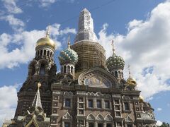 次は芸術広場方面へ。夜、ミハイロフスキーでバレエを観ると伝えると、しっかり場所を教えてくれました。そして、血の上の救世主教会（スパース・ナ・クラヴィー教会）へ！
えええええ～！中心の玉ねぎが修復中～！！！残念！
それでも、細かい装飾は美しくため息が出ます。
モスクワのワシリー寺院とは時代が全然違うので、玉ねぎ（本当は蝋燭らしい？）の形は一緒でも、建築技術が違います。でも、どちらも好きだな～。

…ところが、ここも中に入らずに外観だけ見学で終了。（後で絶対に中のモザイクを見に来よう！と思いました）
