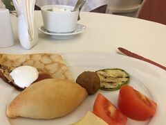 ロシア2日目　7時に朝食。団体客がいないので朝食を食べるレストランも混雑することもなく、ゆったりと食事ができました。
パンは5種類程度（ピロシキあり）、サラダ、卵料理やポテト、ハム＆チーズ、サーモン、ヨーグルトやオートミール。そしてデザートのフルーツとブリヌイとケーキ2種くらいあったかな？　どれも美味しかったです！