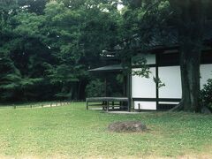 丸太町駅を降りて。

実はですね、今回京都で行きたかった場所は３か所ありましたが。
その一つ目は「京都府庁 旧本館」だったのです。
当初は初日を奈良、二日目をやっぱりの京都にしようと計画してましたが。
この京都府庁　旧本館が金曜日なら見学出来るって事で。
（でも土曜日も見学できる日がありそうな感じでした）
その為だけに、初日は京都にしちゃったんです。

丸太町駅を出て京都御所の中を抜ける♪
なんて思っておりましたが。
やっぱりここを素通りすることは出来なかったんだよなぁ。

閑院宮邸跡の門を見つけちゃったんです。
それをくぐり抜けてみると。
あちゃぁ♪
なんとも素敵な佇まい♪