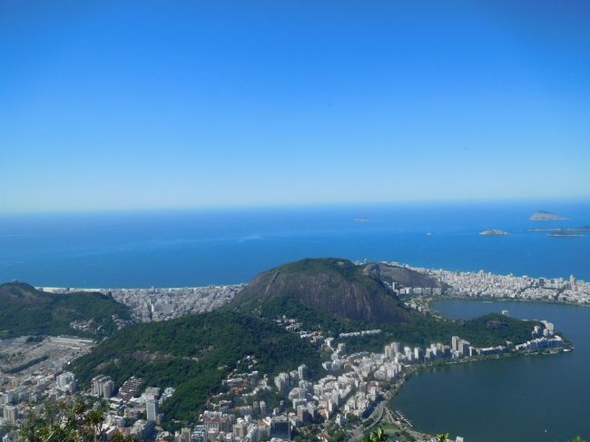 コパカバーナ海岸（写真左側）とイパネマ海岸（写真右側）海岸付近の景観です。見ての通り雲一つない青空の下、まさに絶景です！