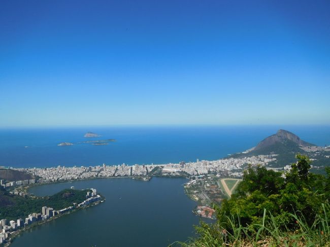 写真下側はロドリゴ・デ・フレイタス湖です。細い建物群を挟んで大西洋になります。