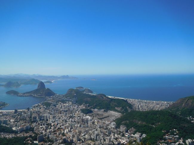 写真左側の建物群沿いの海岸がコパカバーナ海岸です。