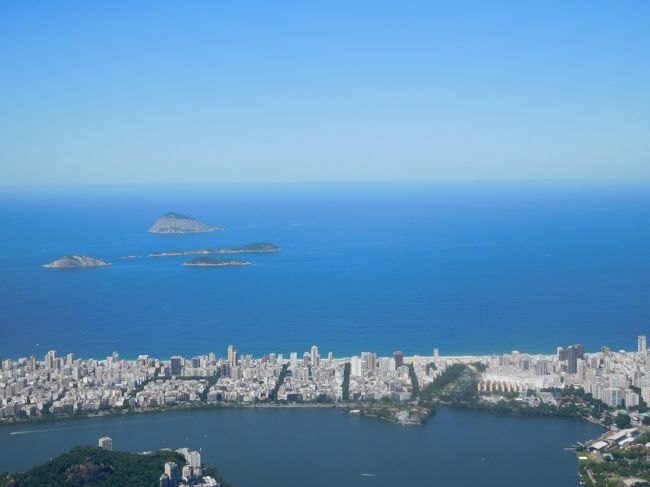 イパネマ海岸方面をズームアップします！それにしてもこの青空と美しい海！これも絶景です！