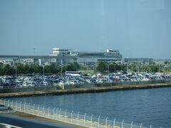 三宮からポートライナーで神戸空港へ。
神戸在住7年ですが、伊丹ばかりで神戸空港を使うのは初めて。
こじんまりしてるが、やはり近くて便利。