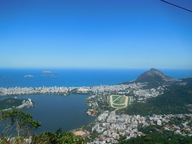 ロドリゴ・デ・フレイタス湖とイパネマ海岸、そして右側の岩山の絶景を車内から眺められます！