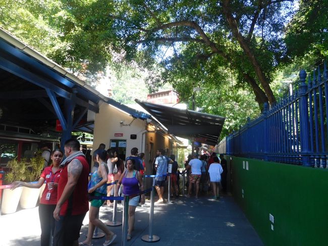 12時半頃、登山電車を下車しました。次はポン・ジ・アスーカルへ行きます。続きは旅行記リオデジャネイロ３へ。