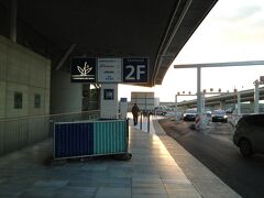 シャルル･ド･ゴール空港 2Fターミナルに到着。
どうやらストライキはないようです。
