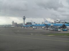 オランダ
アムステルダム スキポール空港に到着

KLMだらけです
