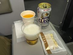 なんと！この時間、ハッピーアワーでビールがおつまみ付き200円！行くしかないでしょーw
月～金の札幌羽田夕方限定便らしいけど、エアドゥ最高！ラウンジでただビール飲んでますが、機内でも飲めるのがいいですね(^^)
一緒に夕張メロンソーダもいただきます、これも、んまいです♪