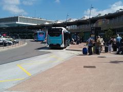 カナダのトロントからモントリオールで乗り換えて、リオン空港に来ました。今回は旅行を1ヶ月前に決めたこと、カナダからの行きはリオン、帰りはニースからの飛行機券がセールだったこと、 フランス国鉄のスト中でTGVなどにあまり乗りたく無かったこと、が重なり、初めてパリ以外のフランスの空港を使いました。予定通り着き、リオン空港からアヌシーまでバスで一時間半ほど、ouibusに乗ります。9ユーロ。バス内にwifi、トイレもついています。