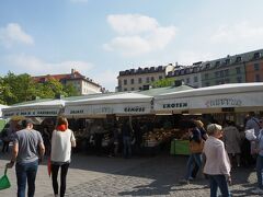 まずは近所にあるViktualienmarktへ。こちらはミュンヘンで有名な市場。
こちらも土曜日だけあってお買い物客で混雑。