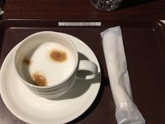 伊丹空港にて。再びラウンジオーサカ。カフェオレをいただきました。