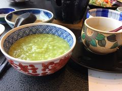 7時半 朝食
前の日に普通のごはんか嬉野茶のおかゆかを指定します。
こちらのお茶粥はしっかりお茶の味がしてとてもおいしかったです。

器がかわいいものばかり。