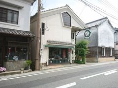 皿山通りに出ました。
味のある建物がある並ぶ通りです。