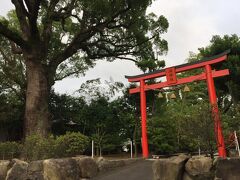 淵神社
ロープウェイ乗り場は神社を通り抜けました。
神社入り口で案内をしている警備員さんがいなかったらきっとたどりつけません。