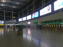 空港鉄道に乗ってソウル駅に到着。
定刻に到着しても0時近句なってしまいます。
窓口もこの時間となるとさすがに閑散としています。
次の日に乗ろうと思っていた鉄原行きのDMZトレインの切符を買おうとKorailの窓口に向かうも、運転していないとのこと。一旦撤収。