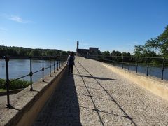 1177年から8年かけて造られたというサンベネゼ橋。
当初は900ｍもあったのが、戦争やローヌ川の氾濫で何度も壊れ修復を重ねていたが、17世紀以降に修復は打ち切られ、4つのアーチを残すのみとなっているんだそうで。
このままの状態で保存するだけでも大変なんだろうなぁ