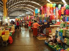 途中で見かけた市場
ミャンマーの人も多く、顔に日焼け止めの「タナカ」を塗った女性や、巻きスカートの「ロンジー」をはいた男性も多く見かけました