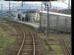 そのカーブの途中にある、弘前東高前駅。