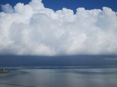 ４日目の朝です。
ホテル周辺は晴れていますが、遠くに厚い雲が見えていました。