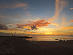 到着したのは豊崎美らSUNビーチ。
確か、昔は豊崎海浜公園みたいな名前だったような。
ここのサンセットが好きなのです。