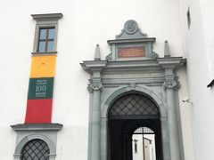 
入口には、リトアニア国旗カラーの垂れ幕に「100」の文字が。
独立100周年記念かな？
去年、フィンランドがそうだったし。
