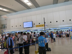 空港は結構混雑していました。
夏休みってすごいですね。