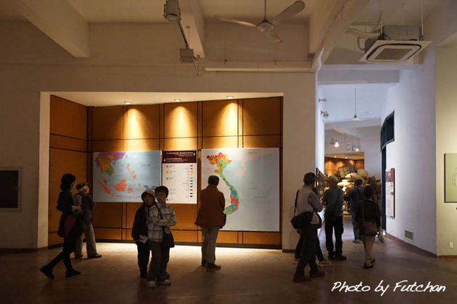 ＜博物館に入って＞<br />民俗博物館はベトナムに住む54の民族の暮らしが展示されている。<br />ベトナム全土から15,000点もの道具・衣服等が集められていて<br />屋外に１０棟の民家を展示している。<br /><br />