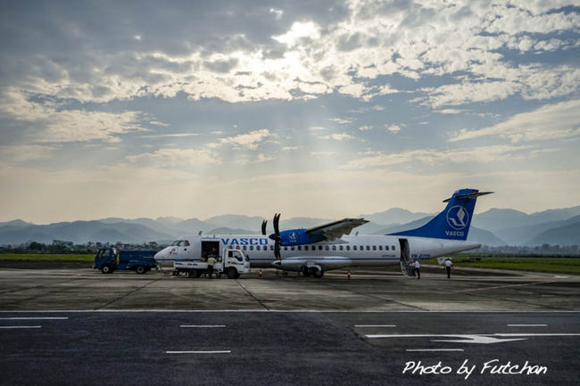 ＜ディエンビエンフー空港＞<br />ディエンビエンフー空港には16:30過ぎに到着。<br />専用車2台(フォード・トランジット)に成田発組、<br />関空発組が分乗し、宿のあるムオンライに急行する。<br />