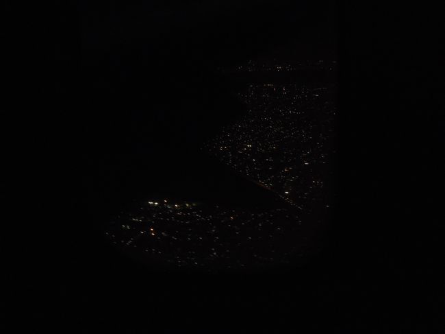 ブラジル側のイグアス空港から旅行最後の観光地、リオデジャネイロへ向かっています。リオデジャネイロ市街地が機内から見えてきました。