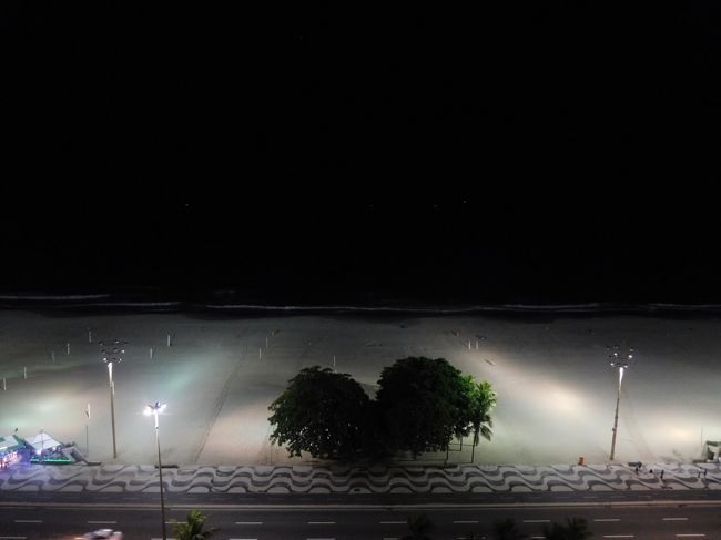 ホテルの窓から。海岸は白浜ですね。