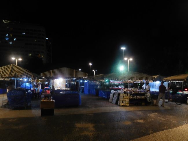 この時間でも、ホテルの傍に露店が開かれています。<br />今日はこれにて観光終了です。この日はプエルト・イグアス（アルゼンチン側）からブラジル側のイグアスの滝を観光し、リオデジャネイロへ移動しました。