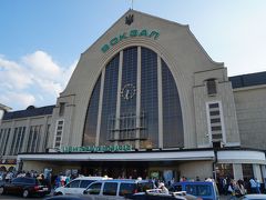 定刻よりも1.5時間ほど遅延してキエフ駅に到着。なんで遅れたかはよくわからない。とりあえずホテルに向かうが、4キロぐらい離れており、さすがに歩いてはいかずにバスでホテルに向かう。
バスは始発の場合は運転手が切符（４UAH)を売りに来るので買って、車内の打刻機で穴をあける感じ。始発以外の場合にも運転手から買う必要があるけど混んでるので客伝いでお金をやり取りする感じ。
公共機関は長距離含めて安くて非常にいいですね