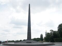 向かう途中の公園での無名戦士の墓。
丘の上ににあって、子連れで散歩している人も沢山いた。