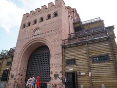 黄金の門。
城壁の門。オリジナルはモンゴル人に攻め込まれた時に破壊されたが、1982年に再建。
内部にオリジナルの廃墟を包み込むように再建されているらしい。
